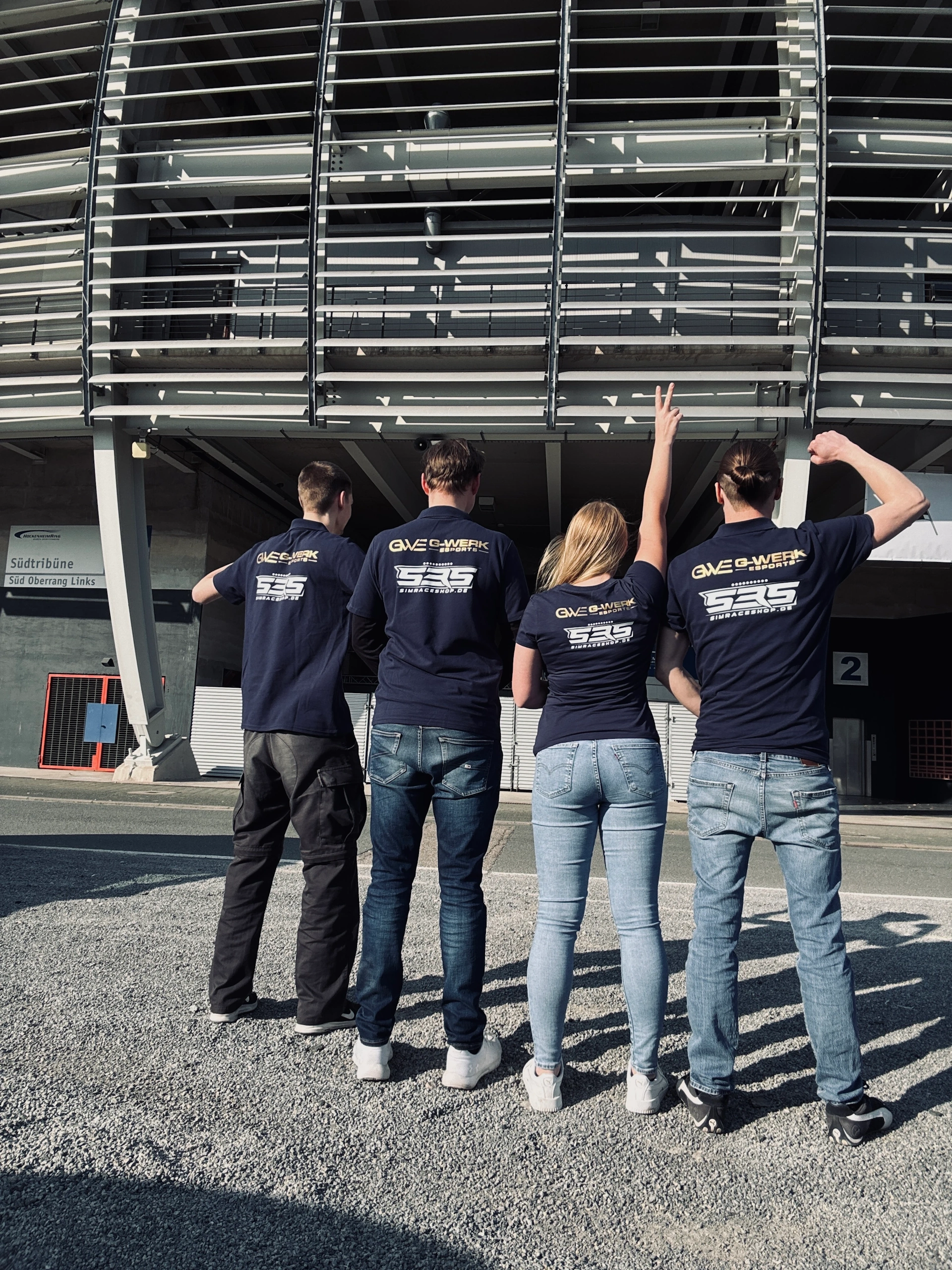 G-Werk eSports Team vor der Südtribüne – Gemeinschaftsbild in Teamshirts