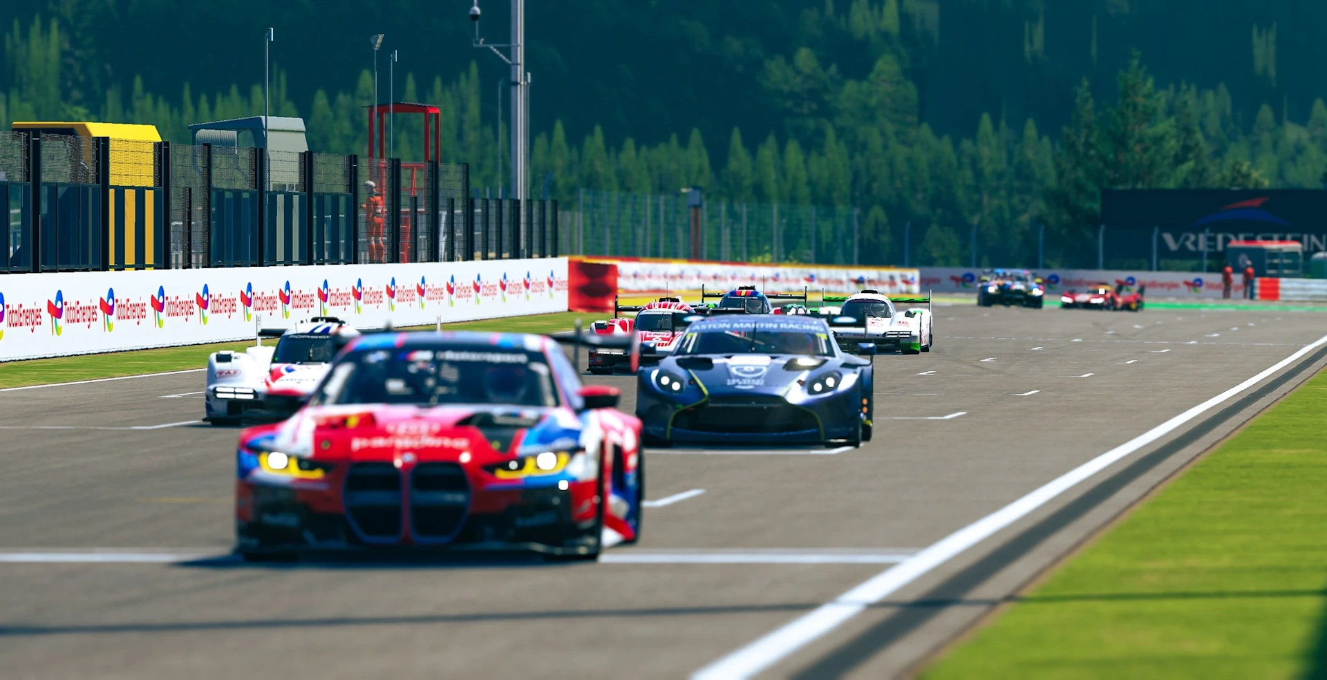 BMW M4 GT3 und Aston Martin Vantage im WEC-Simracing-Rennen auf Spa-Francorchamps in Le Mans Ultimate